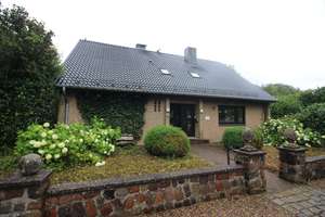 Großes Wohnhaus  in Dorfrandlage mit Blick über Wiesen und Felder