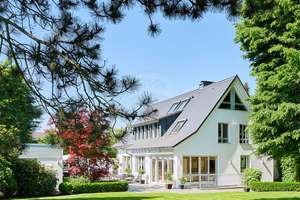 Exklusives Villenanwesen mit Poolhaus – Die vollständige Adresse der Immobilie erhältst du vom Anbieter., 61352 Bad Homburg vor der Höhe – Vorschaubild 1