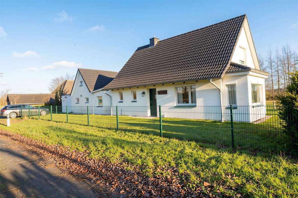 Immobilie in Halbemond - Charmantes Einfamilienhaus auf großem Grundstück – viel Potenzial in Halbemond - Bild 0