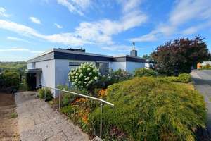 Großzügiger Bungalow mit weitläufigem Garten und traumhaftem Blick ins Bergische Land