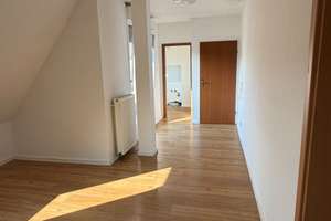 Schöne, helle Dachgeschosswohnung mit Balkon