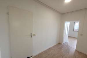 Ruhige Lage, kurze mit Platz für 2 Zahnbürsten im Bad - 2 Zimmer, Balkon & EBK – Wittenberger Straße 1A, 6123 Silberhöhe, Halle (Saale) – Vorschaubild 2