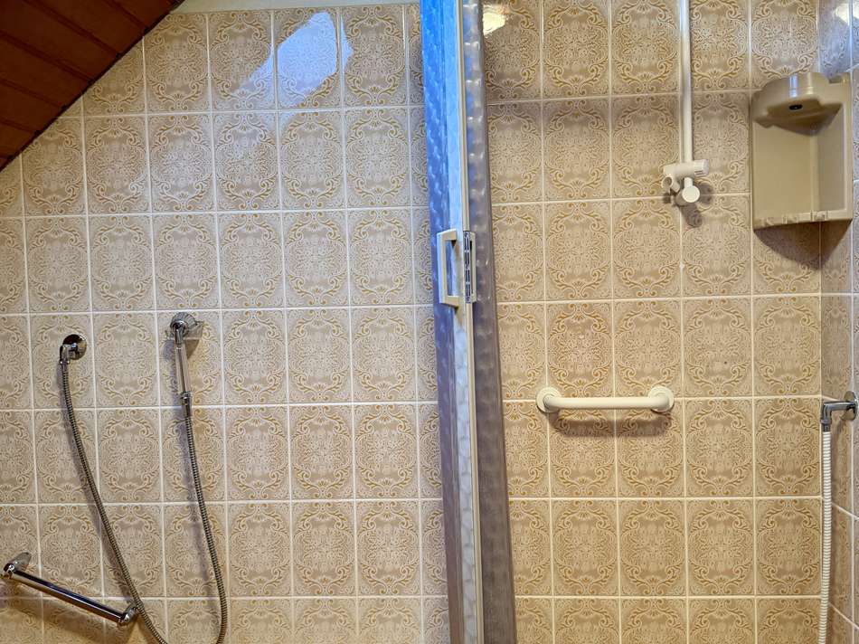 mit Dusche und Wanne