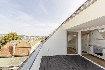 Modernes Wohnen auf zwei Ebenen mit Dachloggia über Stuttgart+Garage+EBK