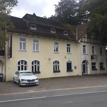 Gepflegtes Mehrfamilienhaus mit drei Wohneinheiten und einer Gastromiefläche in GT-Hollen!