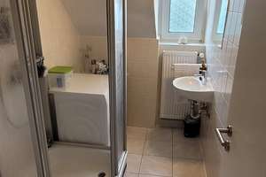Möblierte Dachgeschosswohnung in Köln Humboldt – Perfekte Lage für Singles, Paare oder 2er-WG – Feldbergstraße 13, 51105 Humboldt/Gremberg, Köln – Vorschaubild 9