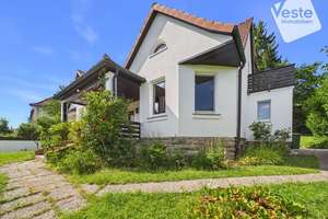 Stadtnah wohnen, den Staffelberg im Blick – Charmantes Einfamilienhaus mit großem Garten – Die vollständige Adresse der Immobilie erhältst du vom Anbieter., 96450 Mitte, Coburg – Vorschaubild 2