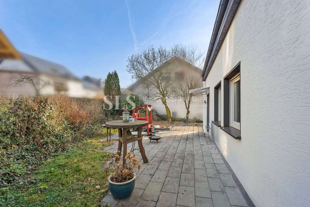 Immobilie in Arnsberg - Drei Wohnungen mit Garagen und eigenständigen Außenbereichen auf großzügigem Grundstück - Bild 4