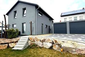 Modernes Familienglück: Neuwertiges EFH mit großem Garten & Doppelgarage! – Die vollständige Adresse der Immobilie erhältst du vom Anbieter., 78669 Wellendingen – Vorschaubild 1