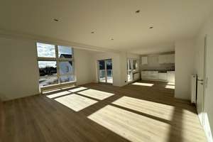 Renovierte Wohnung mit großem hellem Wohnzimmer und neuer Einbauküche