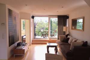 Lörick: Sonnige 2-Zimmer-Dachwohnung mit Loggia, bezugsfrei