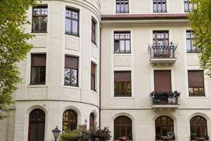 Luxuriöse, sanierte Altbauwohnung im Herzogpark mit Stellplatz