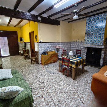 Haus zur Renovierung in Alboy Genoves