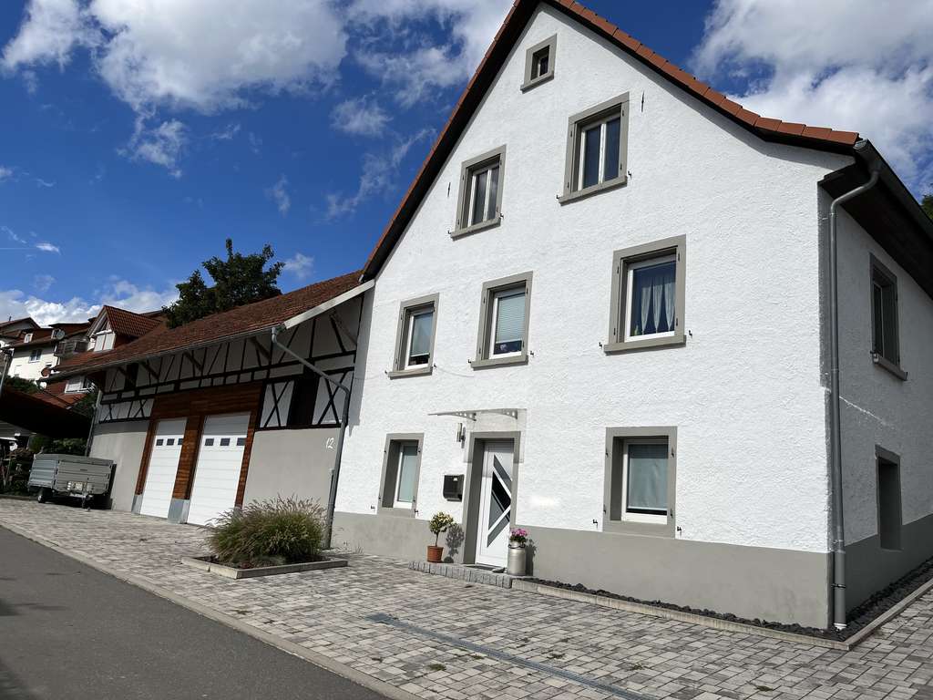 Immobilie in Krautheim - Großes Einfamilienhaus mit zwei Scheunen/Garagen und viel Platz – sofort bezugsfrei! - Bild 0