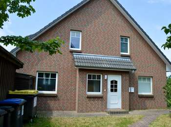 Voll vermietetes 4-Parteienhaus im Doppelhausstil – ländlich & idyllisch