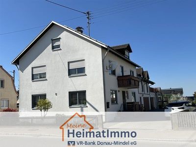 Modernes Wohnen für zwei Parteien – Haus mit großem Grundstück und mehreren Garagen