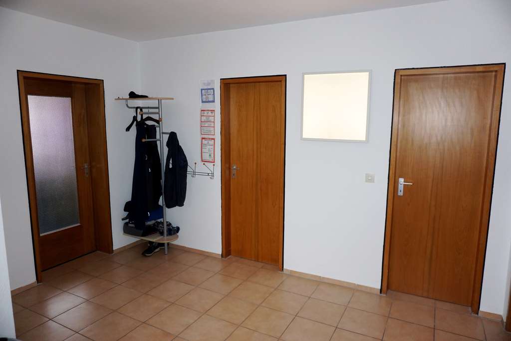 Immobilie in Bellheim - Drei-Familienhaus mit Doppelgarage, Carports und Garten - zur sofortigen Nutzung - Bild 2