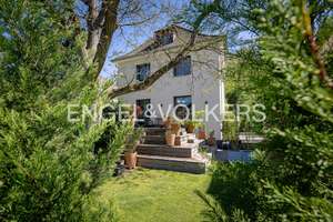 Exklusiver Charme trifft Moderne: Stilvolles, modernisiertes Haus mit Pool, Kamin & Garten