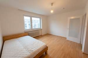 Kompakte 1-Zimmer-Wohnung mit separater Küche und Lift in Moosach