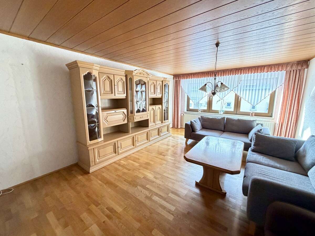 Immobilie in Regensburg - Renovierungsbedürftiges Zweifamilienhaus mit flexiblen Nutzungsmöglichkeiten in ruhiger Traumlage! - Bild 10