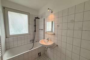 Renovierte 4-Zimmer-Wohnung mit Balkon in Wuppertal  – Hesselnberg 25, 42285 Barmen, Wuppertal – Vorschaubild 11