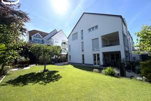 Exklusive, barrierefreie Erdgeschosswohnung in hochwertiger Ausstattung mit Privatgarten und Garage
