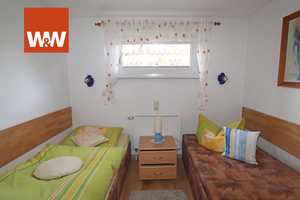 EINFAMILIENHAUS MIT FERIENWOHNUNG UND ZWEI FERIENHÄUSER MIT TOPAUSSTATTUNGEN AUF GROSSEM GRUNDSÜCK – Ostvorpommern (Kreis) – Vorschaubild 13