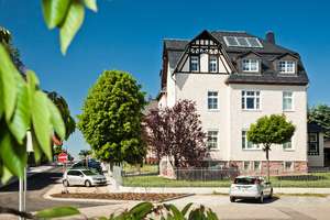 Preiswerte, helle, ruhige 2-Zimmer-DG-Wohnung mit EBK in Geithain – August-Bebel-Straße 2, 4643 Geithain – Vorschaubild 1