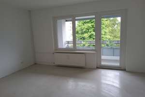 großzügig geschnittene Wohnung mit Balkon // 2. OG rechts