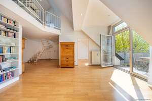 Schwabing – am Hohenzollernplatz: 4-Zimmer-Maisonettewhg. im DG mit Balkon zum Innenhof, Lift & TG.