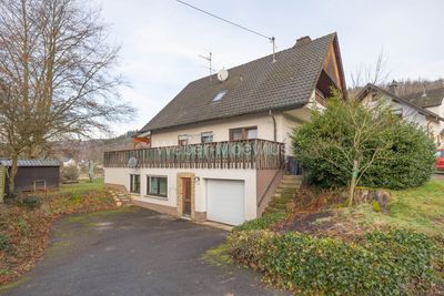 Mehrfamilienhaus mit großem Garten, Terrasse und Garage