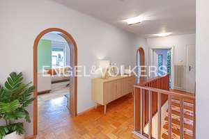 Großzügiges Haus mit schöner Dachterrasse und vielseitigen Möglichkeiten – Die vollständige Adresse der Immobilie erhältst du vom Anbieter., 61440 Oberursel (Taunus) – Vorschaubild 3