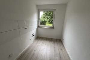 Renovierte 2 Zi.-EG Whng.  Balkon - weißes Wannenbad mit Fenster - Duisburg Rheinhausen – Franz-Schubert-Straße 4, 47226 Rheinhausen-Mitte, Duisburg – Vorschaubild 3