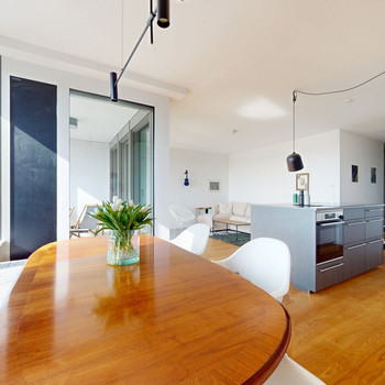 Elegante Drei-Zimmer-Wohnung mit großer Loggia und Panoramablick