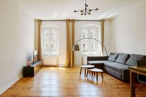 Klassische 2-Zimmer-Altbauwohnung mit großzügigem Wohnbereich und Dielenboden – Wrangelstraße 90, 10997 Kreuzberg, Berlin – Vorschaubild 1