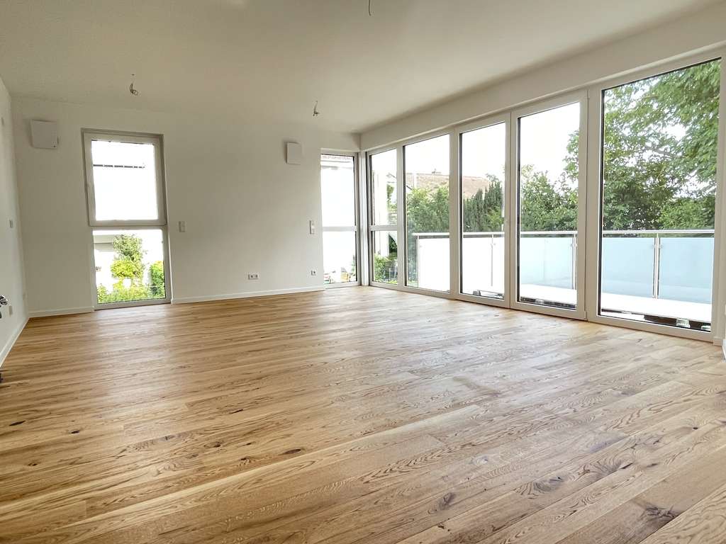 Lichtdurchflutete 3-Zimmer-Wohnung mit Panoramafenster & Südbalkon im 1. OG!