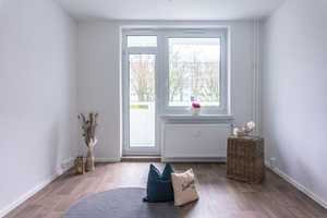 5-Raum-Familienwohnung mit Balkon und 2 Bädern – Clausewitzstr. 31, 9130 Chemnitz – Vorschaubild 1