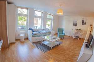 Ruhig, hell, möbliert - Apartment mit Top-Anbindung zwischen Adlershof und Flughafen BER – Die vollständige Adresse der Immobilie erhältst du vom Anbieter., 12524 Altglienicke, Berlin – Vorschaubild 2