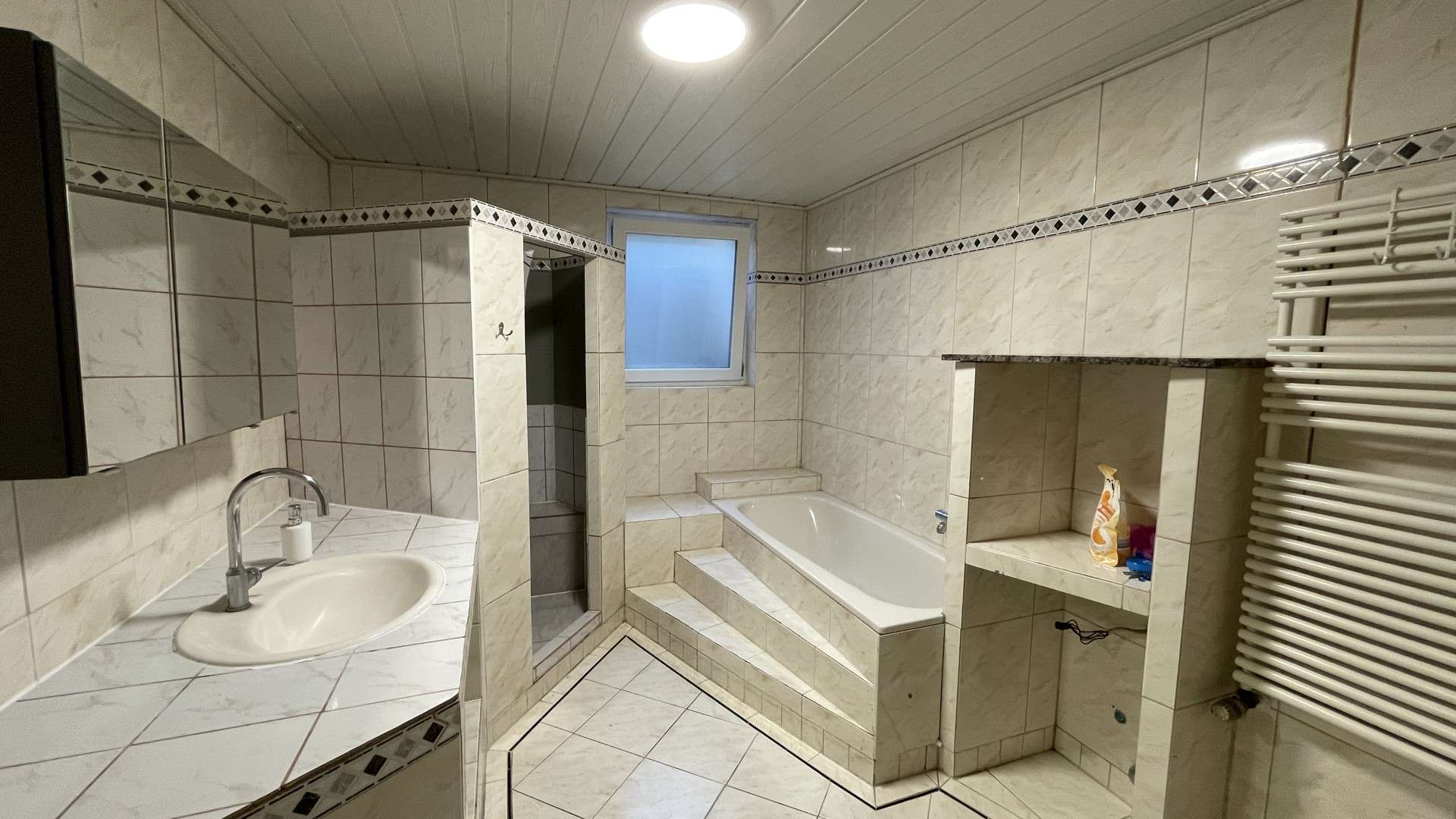 Immobilie in Hennef (Sieg) - Gepflegtes, verklinkertes Zweifamilienhaus mit zwei Garagen und PV-Anlage in Hennef-Blankenberg! - Bild 19