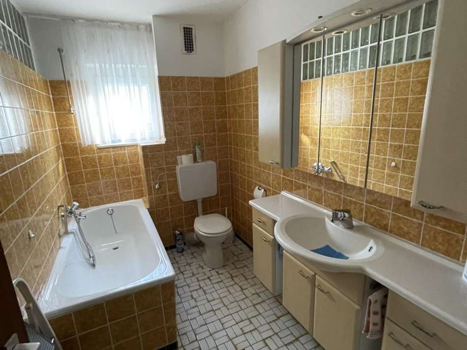 Bad mit großem Spiegelschrank 