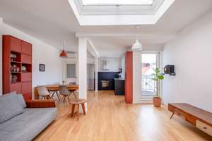 Moderne und lichtdurchflutete Dachgeschosswohnung im klassischen Altbau