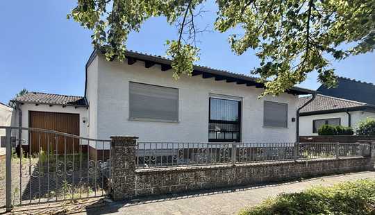 Bild von Charmanter Bungalow mit großem Garten und Innenpool – gemütliches Zuhause mit Potenzial