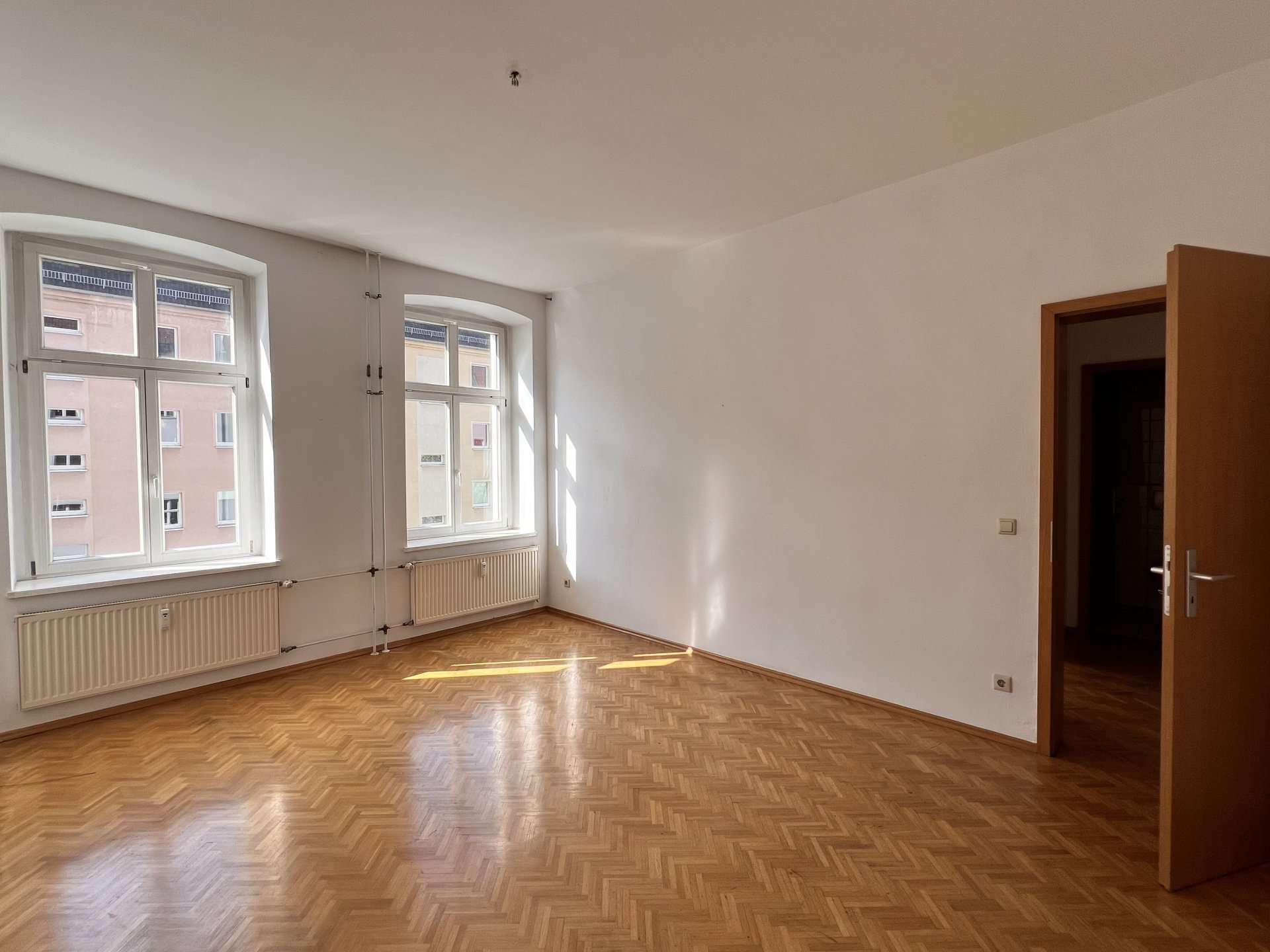 Bezugsfreie Wohnung in einem klassischen Altbau mitten im Scheunenviertel, Berlin – Bild 1