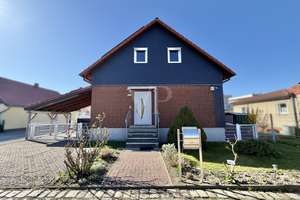 Effizientes Einfamilienhaus mit PV-Anlage in guter Lageanbindung auf Erbpachtgrundstück