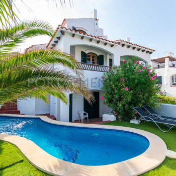Schönes Chalet mit Pool und Meerblick in Playas de Fornells