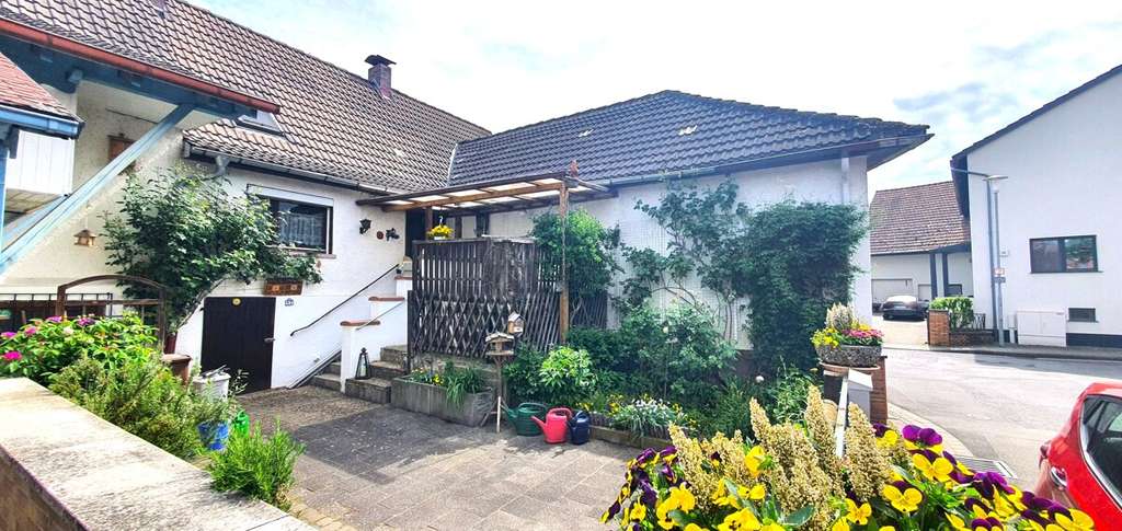 Immobilie in Langenselbold - Von außen klein, innen ein echtes Raumwunder!
Familienhaus mit Herz und Potenzial - Bild 0