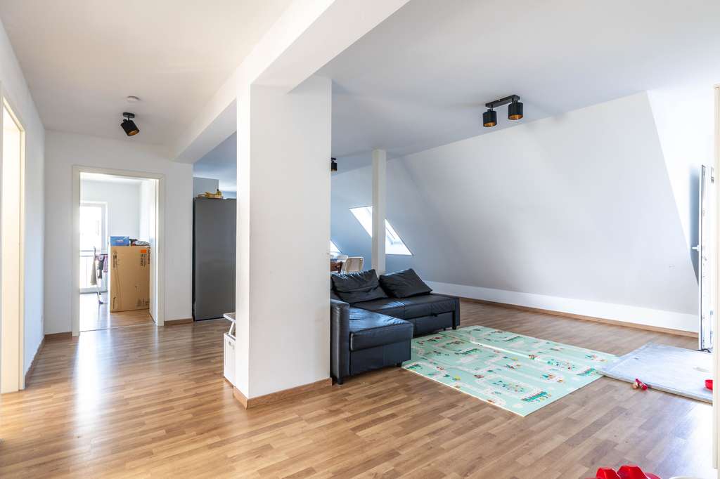 Immobilie in Kahl am Main - Kahl am Main: Großzügige 4-Zimmer-Dachgeschoss-Wohnung mit Dachterrasse in kleiner Wohneinheit - Bild 2