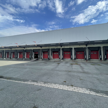 ca. 2.900 m² Lagerfläche | ca. 6.000 m² Freifläche | über 15 Rampen