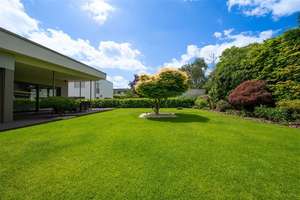 Kernsanierte Luxusvilla mit top Gartengrundstück in ruhiger Lage von Kronberg im Taunus – Die vollständige Adresse der Immobilie erhältst du vom Anbieter., 61476 Kronberg im Taunus – Vorschaubild 1