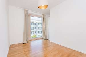 Lichterfüllte Atmosphäre und urbane Gelassenheit mit sonnigem Balkon und offenem Wohnbereich – 10247 Friedrichshain, Berlin – Vorschaubild 7
